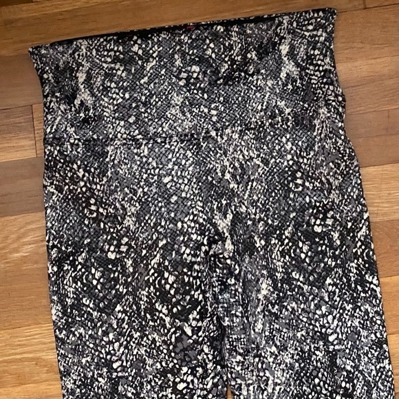 Spanx NEW‎ Faux Leather Snake Shine High Rise Contouring Leggings - Picture 5 of 7